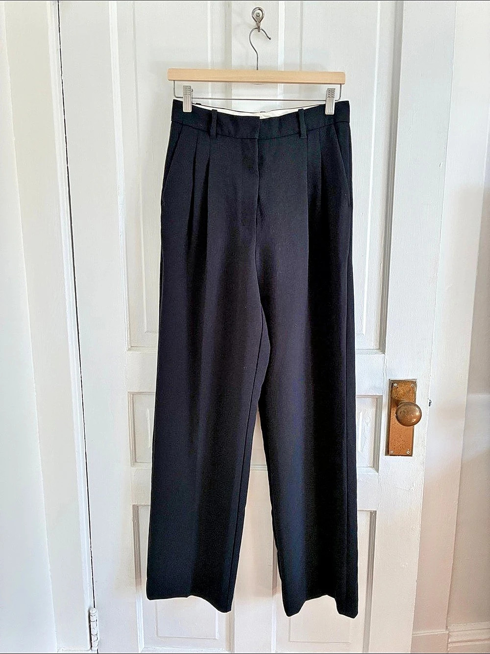 Aritzia Black Effortless Pleated Straight-Leg Trousers Size 8
